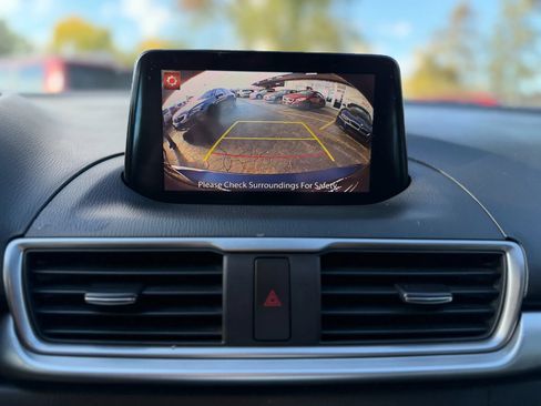 Used 2018 MAZDA MAZDA3 Sport image 32