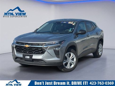 Used 2026 Chevrolet Trax LS w/ Driver Confidence Package FWD image 1