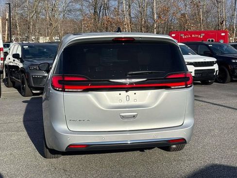 New 2026 Chrysler Pacifica Select image 3