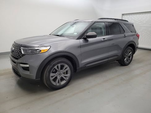 Used 2021 Ford Explorer XLT w/ Equipment Group 202A AWD/4WD image 2