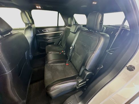 Used 2018 Ford Explorer XLT w/ Equipment Group 202A AWD/4WD image 28