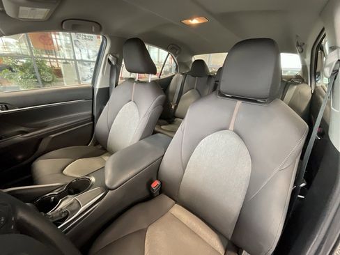 Used 2018 Toyota Camry LE image 10