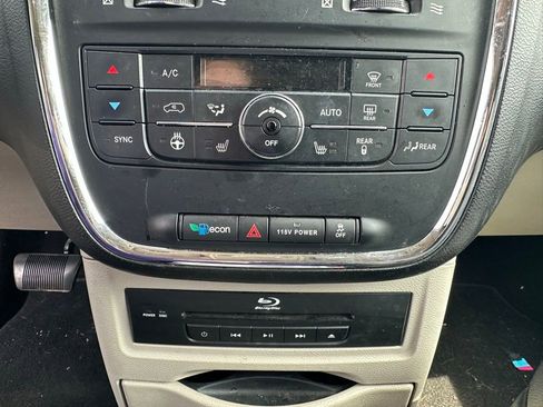 Used 2014 Chrysler Town & Country Touring-L w/ Driver Convenience Group image 21