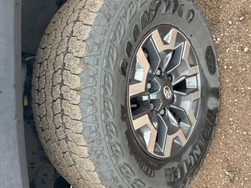 Used 2023 Toyota Tacoma TRD Off-Road w/ Advanced Technology Package AWD/4WD image 10