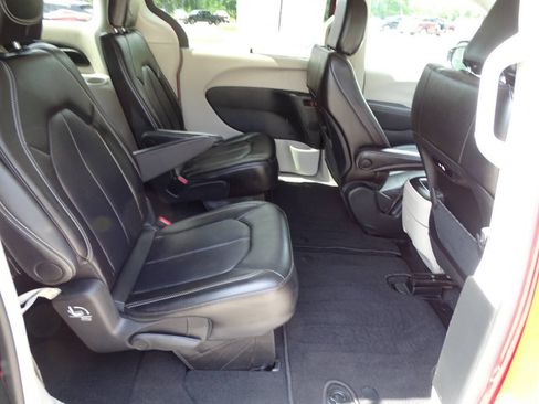 Used 2024 Chrysler Pacifica Touring-L FWD image 41