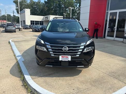 Used 2025 Nissan Rogue Platinum FWD image 2