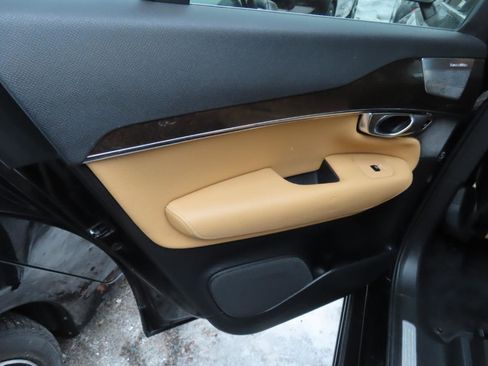 Used 2018 Volvo XC90 T6 Momentum w/ Convenience Package image 9