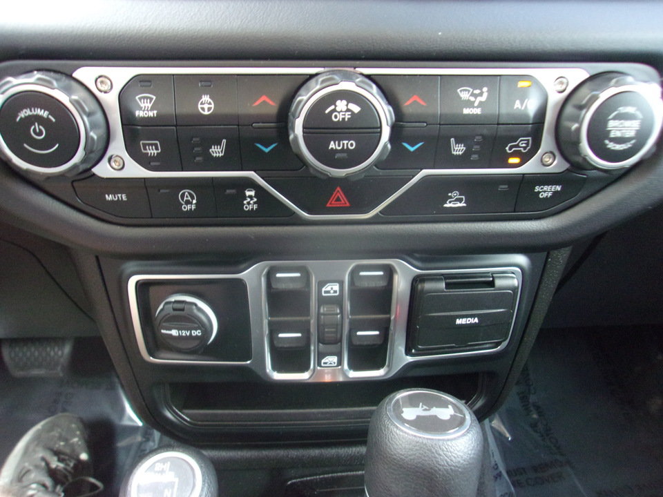 Used 2025 Jeep Wrangler Unlimited Sahara AWD/4WD image 14