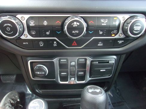 Used 2025 Jeep Wrangler Unlimited Sahara AWD/4WD image 14