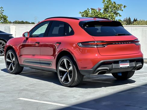 Certified 2025 Porsche Macan image 3