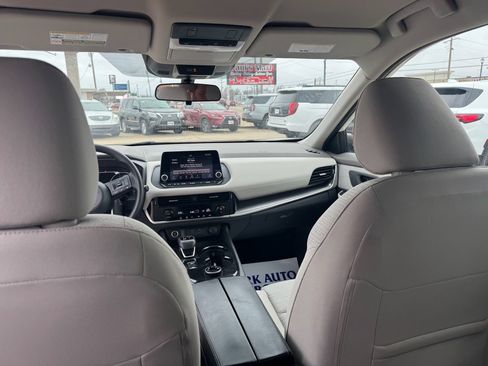 Used 2023 Nissan Rogue SV image 17