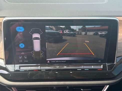 Used 2025 Volkswagen Atlas SE FWD image 22