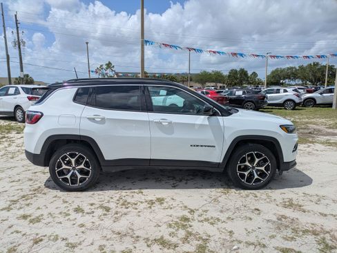 Used 2025 Jeep Compass Limited AWD/4WD image 3
