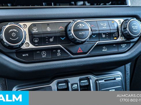 Used 2024 Jeep Wrangler Sahara image 36