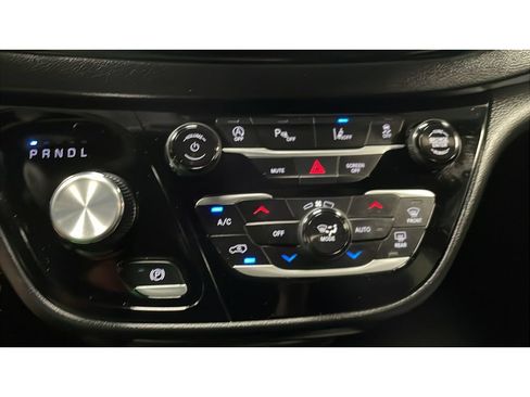 Used 2025 Chrysler Pacifica Select FWD image 15