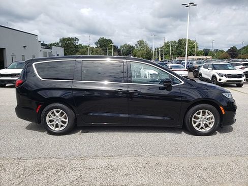 Used 2024 Chrysler Pacifica Touring-L FWD image 7