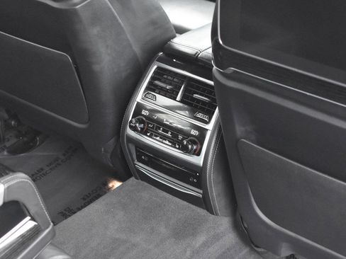 Used 2018 BMW 750i xDrive image 27
