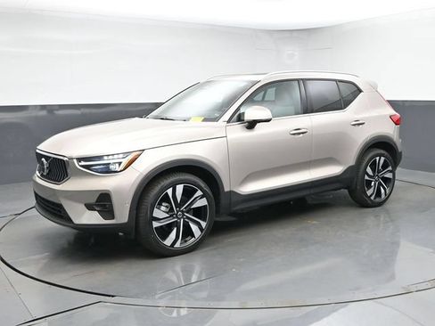 Used 2024 Volvo XC40 B5 Plus w/ Climate Package AWD/4WD image 4