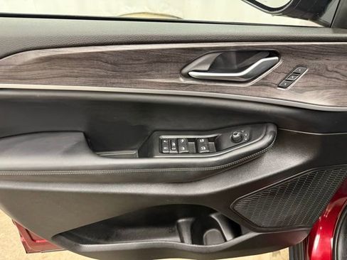 Used 2023 Jeep Grand Cherokee Limited w/ Black Appearance Package image 15