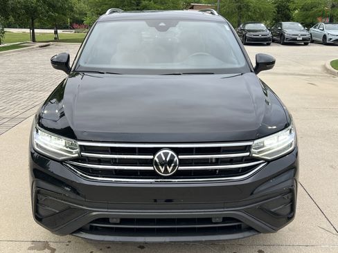 Certified 2023 Volkswagen Tiguan SE w/ Panoramic Sunroof Package FWD image 3