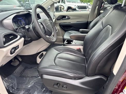 Used 2023 Chrysler Pacifica Touring-L FWD image 14