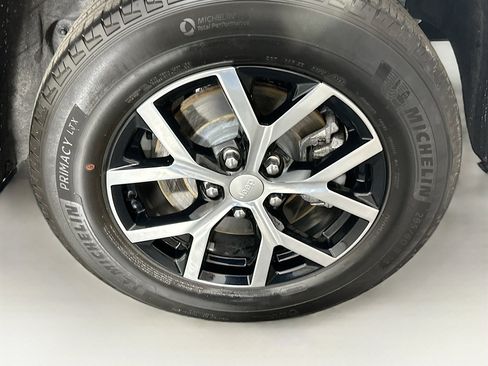 Used 2023 Jeep Grand Cherokee L Limited w/ Luxury Tech Group II image 11