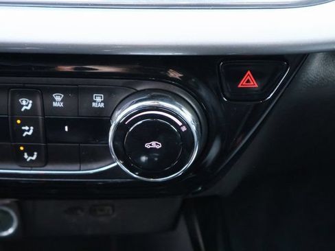 Used 2025 Chevrolet Trax LT FWD image 28