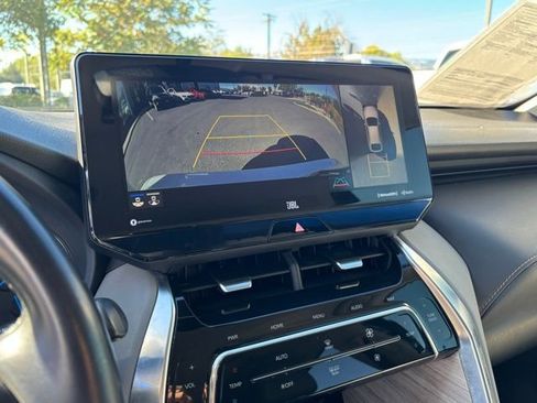 Used 2021 Toyota Venza Limited image 20
