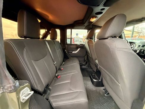 Used 2015 Jeep Wrangler Unlimited Sahara w/ Connectivity Group image 23