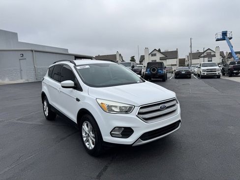 Used 2018 Ford Escape SE image 1