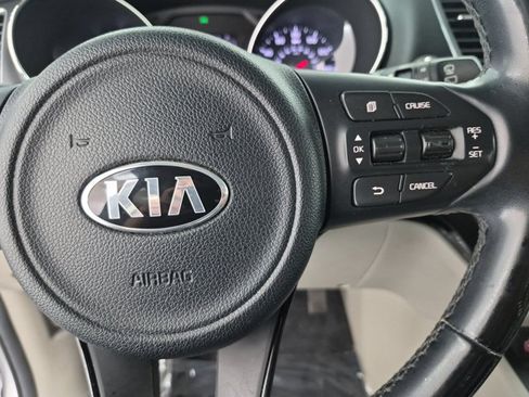 Used 2017 Kia Sedona LX w/ LX Essentials Premium Package FWD image 29