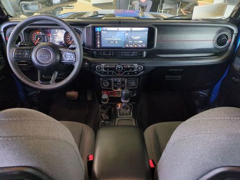 Used 2025 Jeep Wrangler Unlimited Rubicon image 12