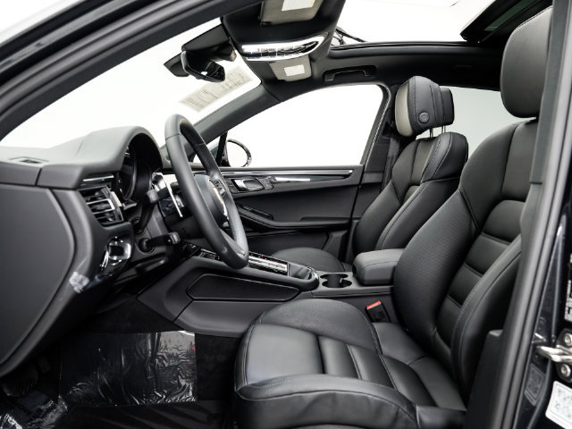 Certified 2026 Porsche Macan AWD/4WD image 6