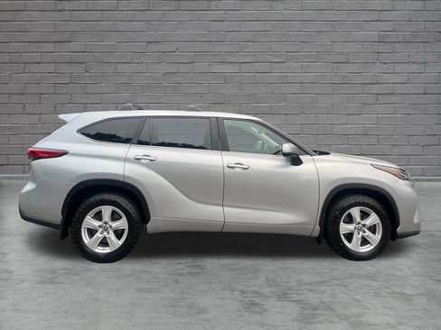 Used 2023 Toyota Highlander LE FWD image 8
