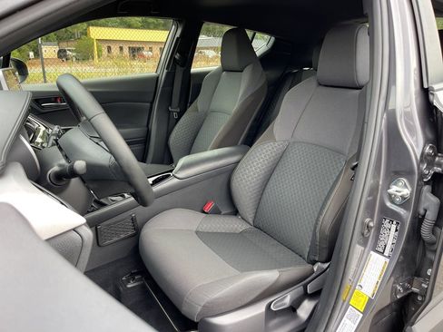 Used 2022 Toyota C-HR XLE image 18