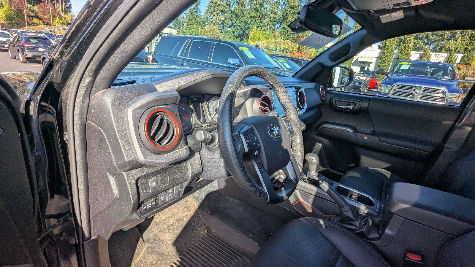 Used 2021 Toyota Tacoma TRD Sport w/ TRD Premium Sport Package AWD/4WD image 13