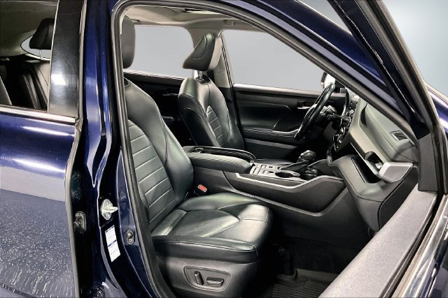 Used 2021 Toyota Highlander XLE AWD/4WD image 29