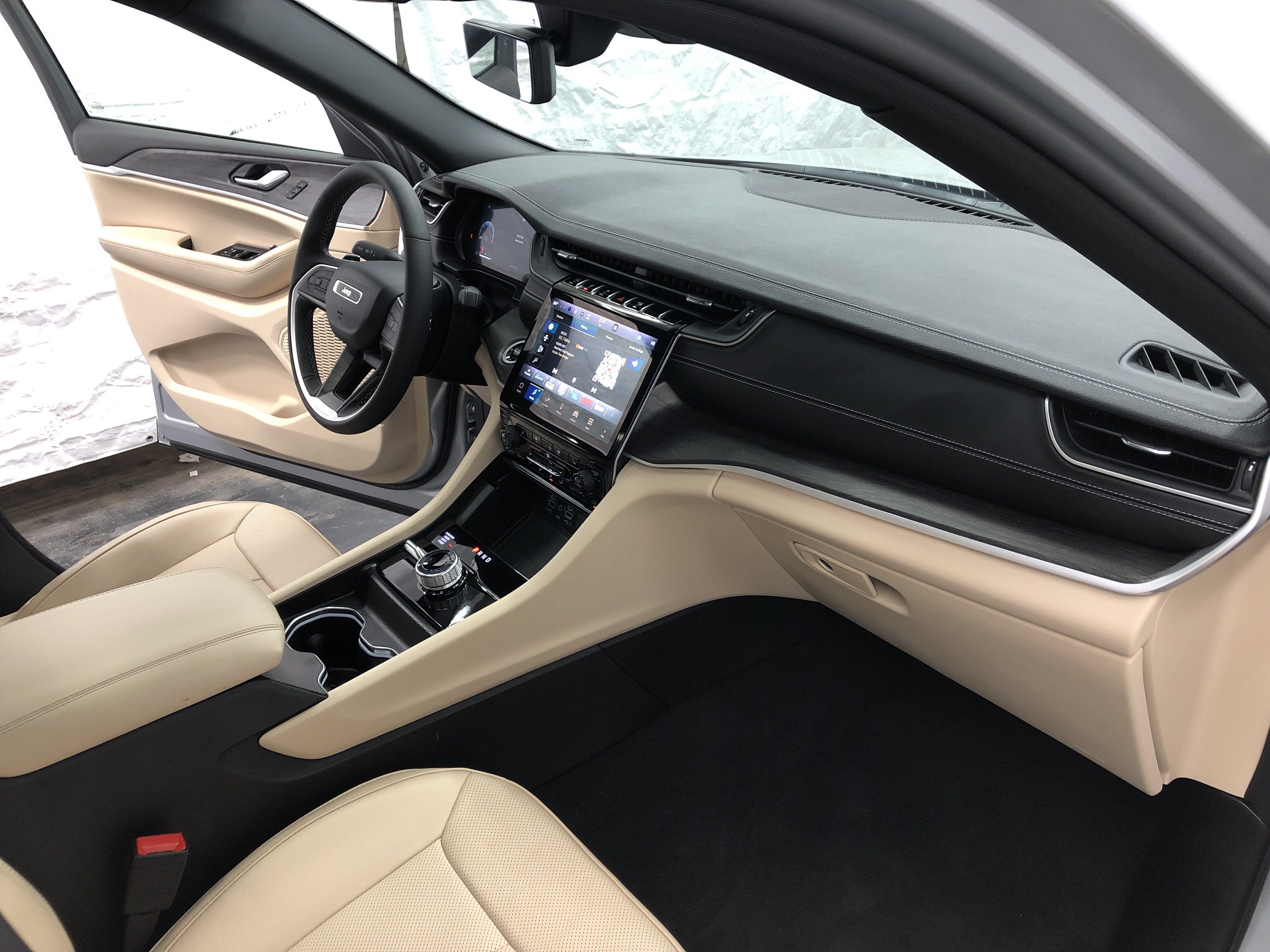 Certified 2024 Jeep Grand Cherokee Limited w/ Luxury Tech Group II AWD/4WD image 16