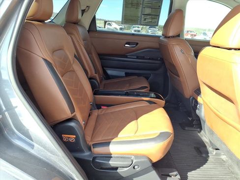 Used 2022 Nissan Pathfinder Platinum w/ Cargo Package image 8