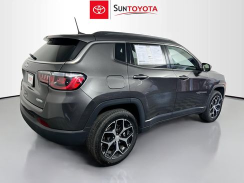 Used 2024 Jeep Compass Latitude AWD/4WD image 4
