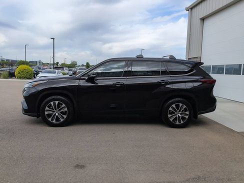 Used 2022 Toyota Highlander XLE AWD/4WD image 6
