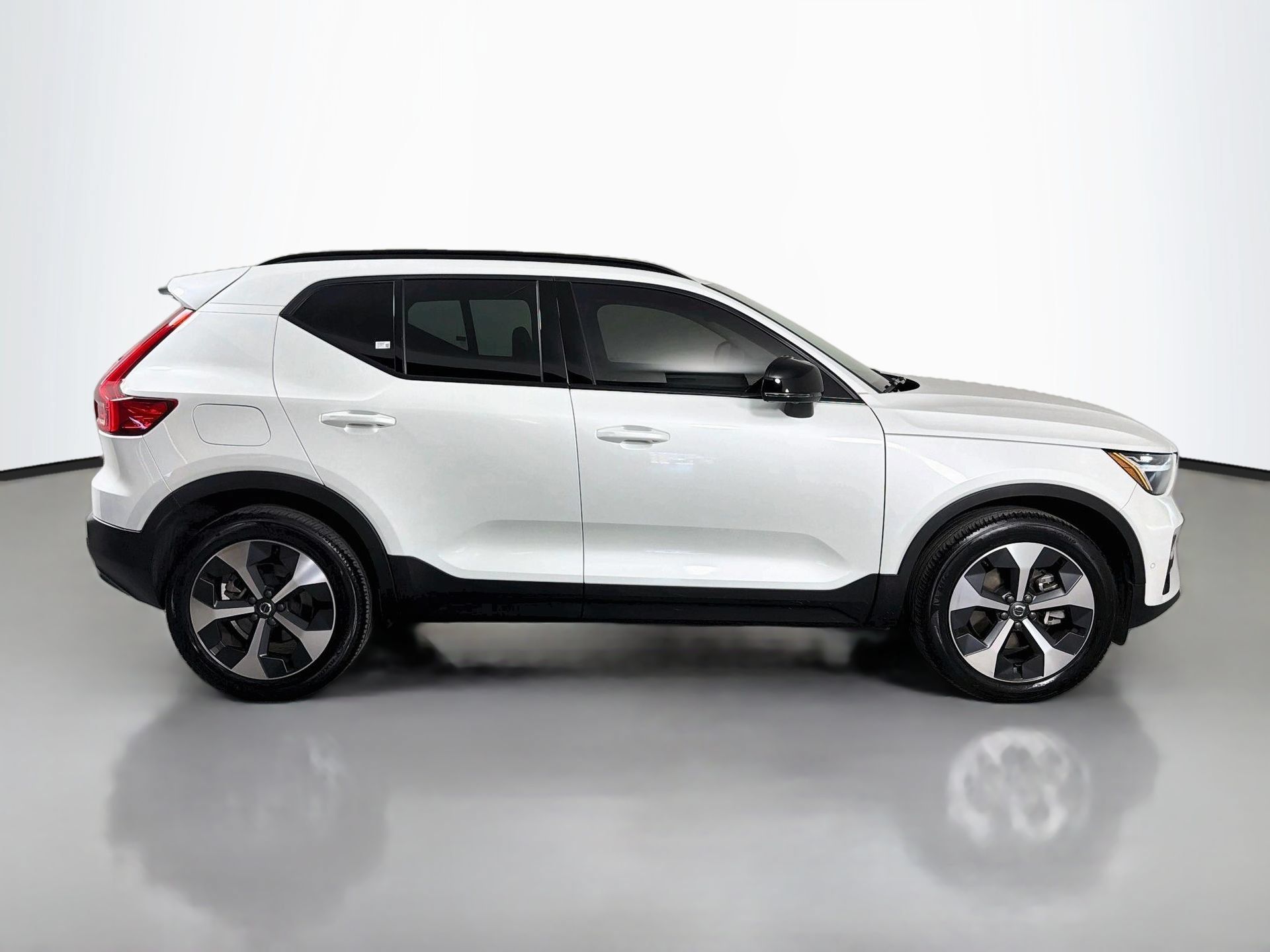 Certified 2023 Volvo XC40 B4 Plus w/ Protection Package Premier FWD image 5