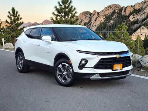 Used 2025 Chevrolet Blazer LT AWD/4WD image 2