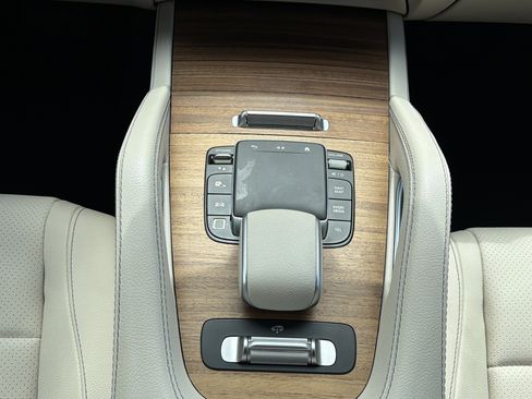 Used 2025 Mercedes-Benz GLS 450 4MATIC image 26