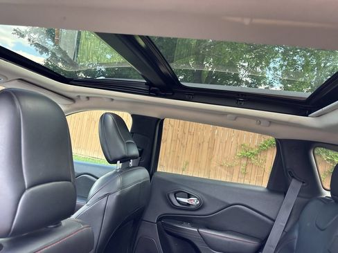 Used 2015 Jeep Cherokee Trailhawk w/ Comfort/Convenience Group AWD/4WD image 24