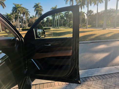 Used 2019 Cadillac Escalade ESV Luxury image 35