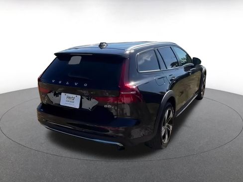 Used 2025 Volvo V60 B5 Cross Country Plus image 14