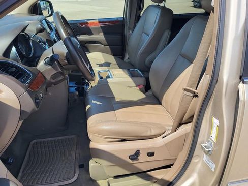 Used 2015 Chrysler Town & Country Touring w/ Driver Convenience Group image 11