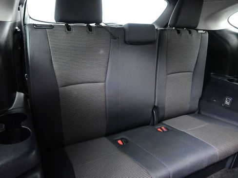 Used 2024 Toyota Highlander LE image 17