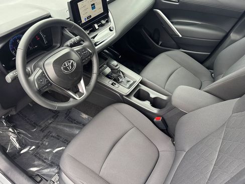 Used 2026 Toyota Corolla Cross LE FWD image 4